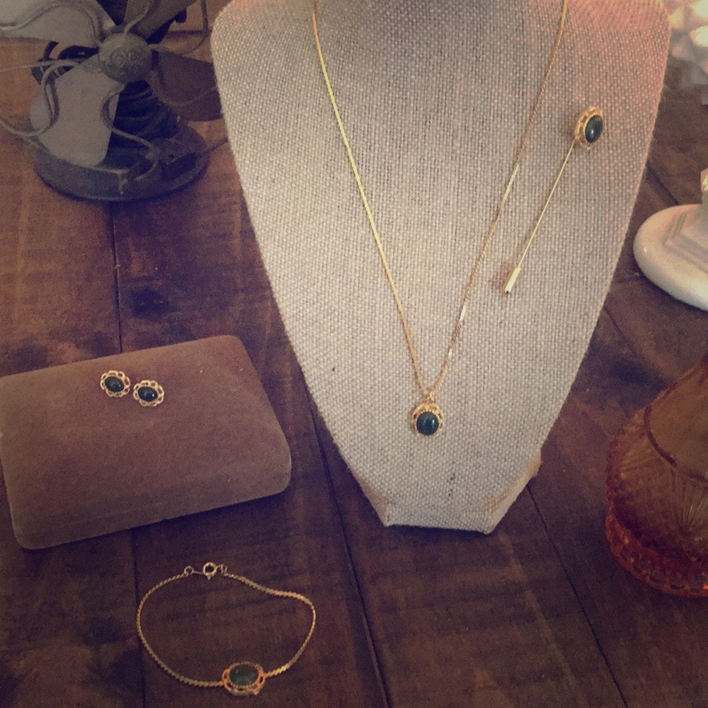 Vintage 4pc gold tone green stone necklace set